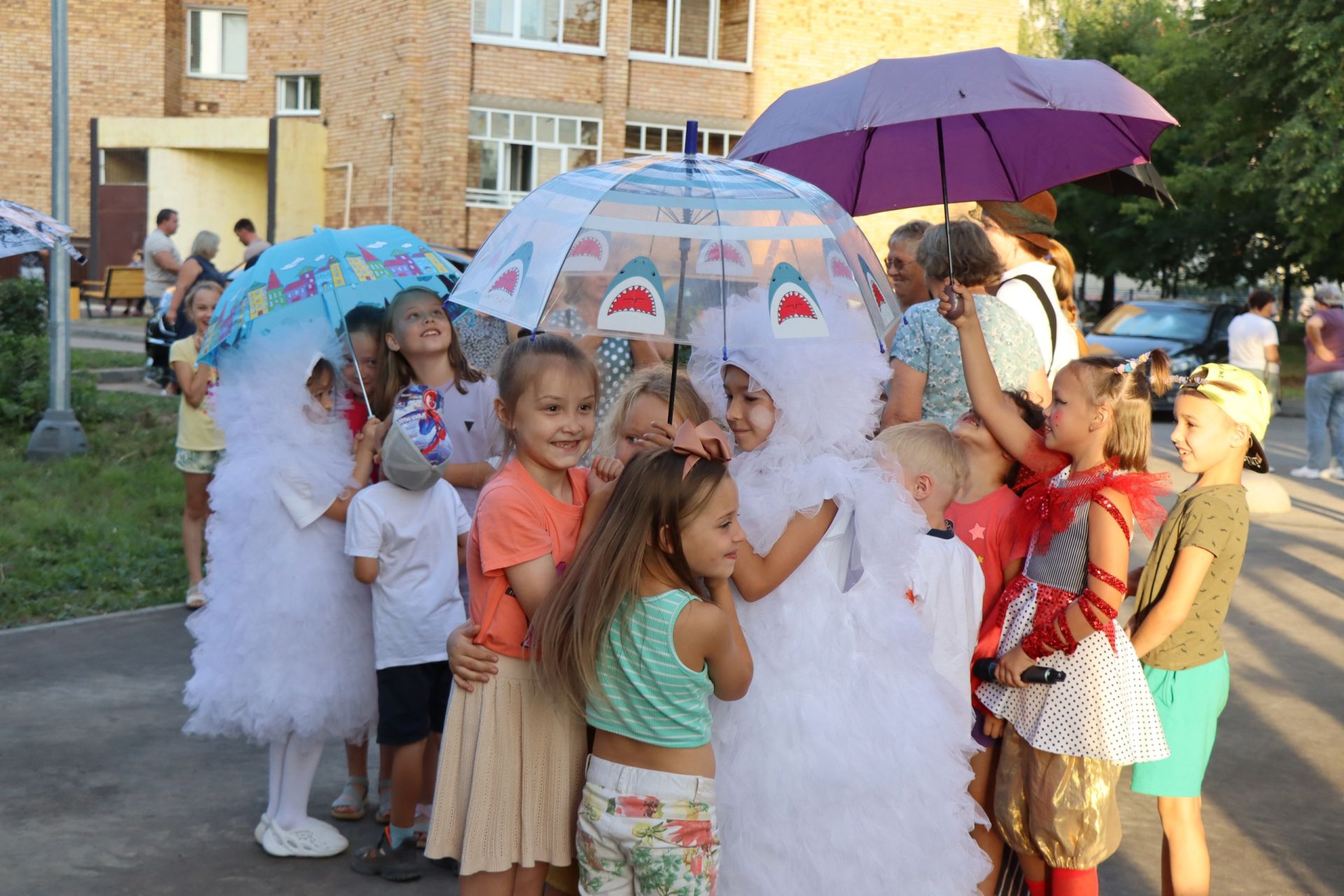 Пеппи и Мерри Поппинс посетили Менделеевск: на улице Октябрьской состоялся День двора