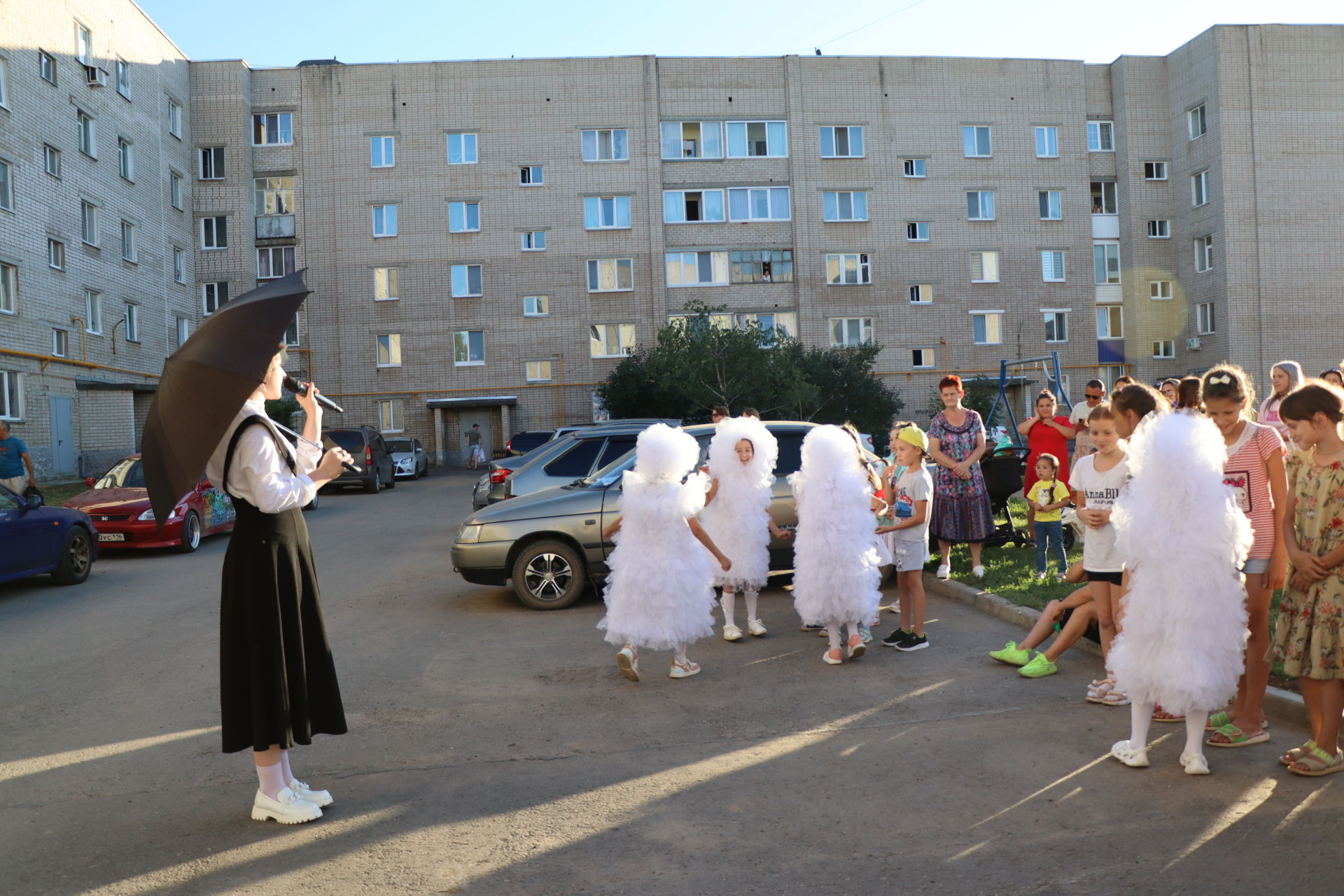 «Мой двор — мой город»: под таким девизом прошёл праздник двора по улице Менделеева