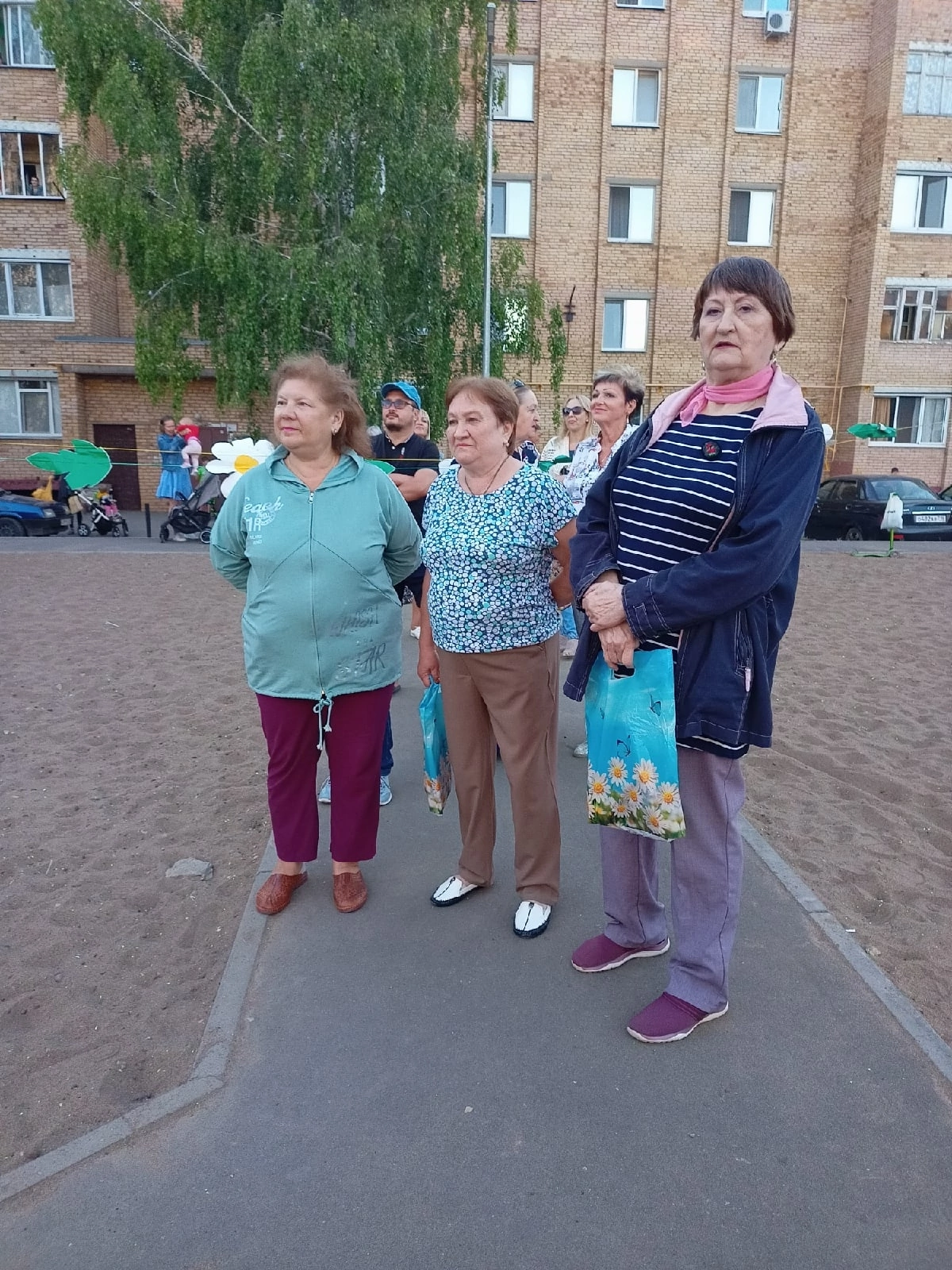 На радость жителям 3 микрорайона Менделеевска-веселое народное гулянье