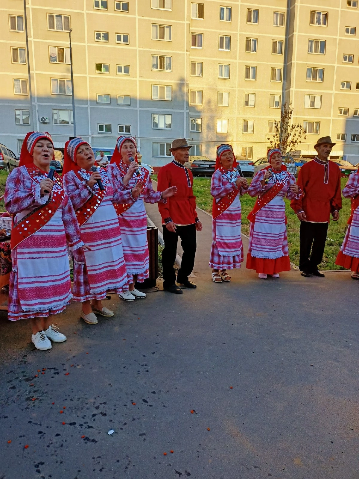 На радость жителям 3 микрорайона Менделеевска-веселое народное гулянье