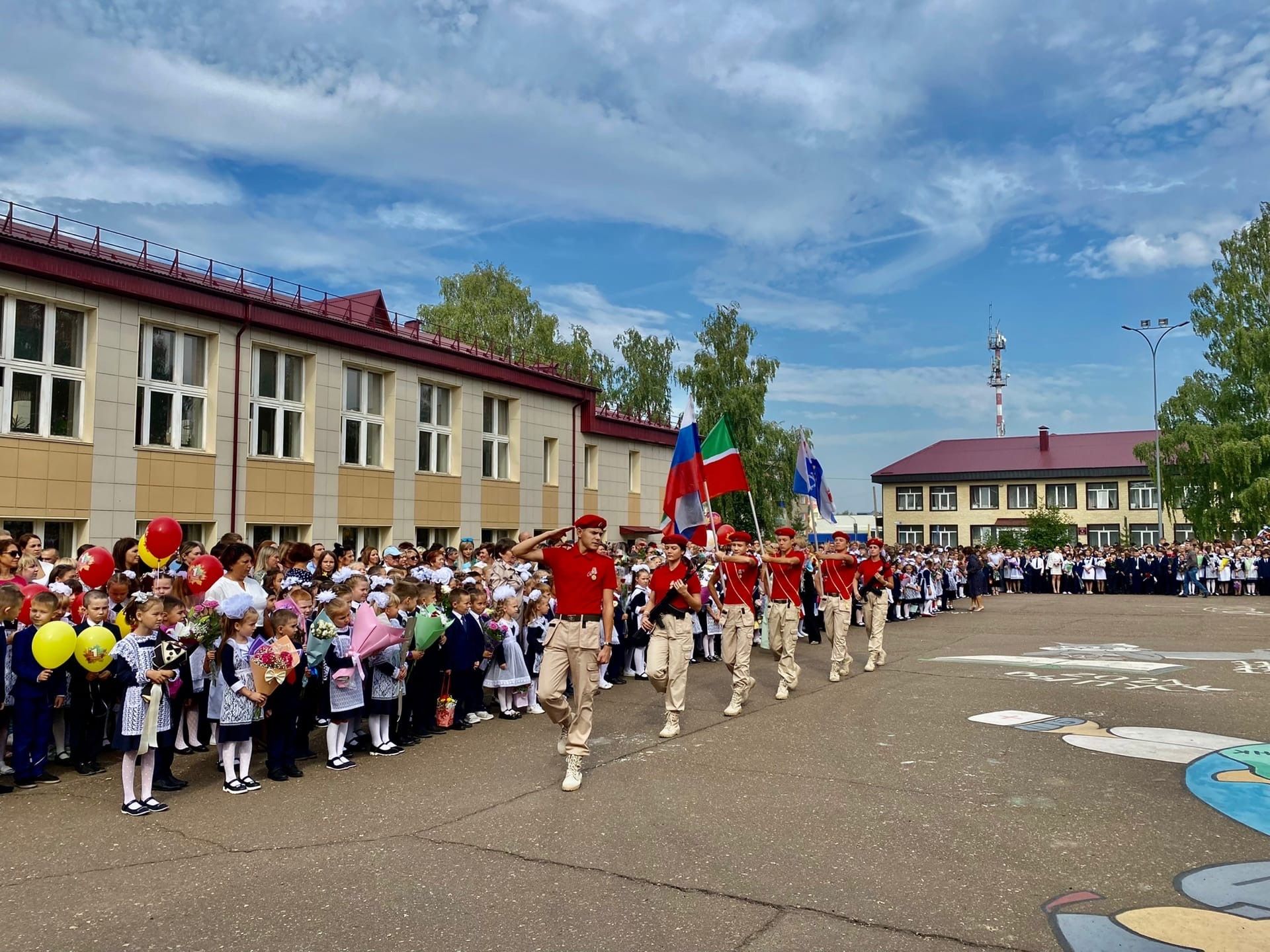 За парты первой школы Менделеевска сели 106 первоклашек