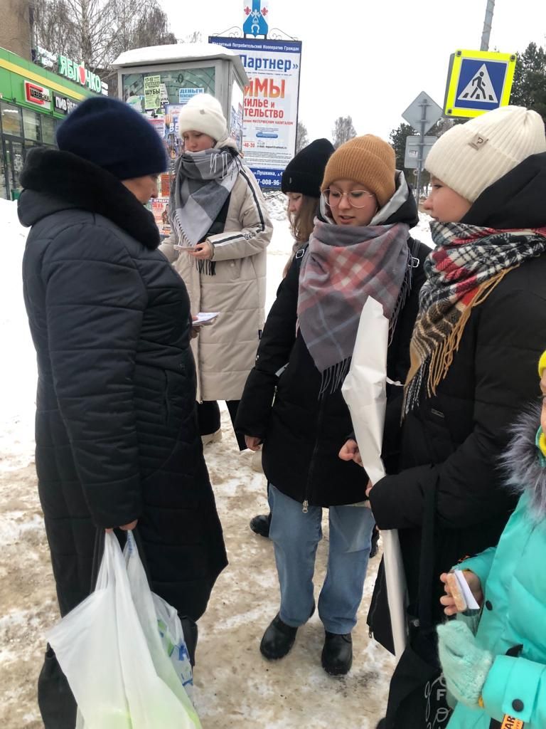 На улицах Менделеевска раздали «блокадный хлеб»