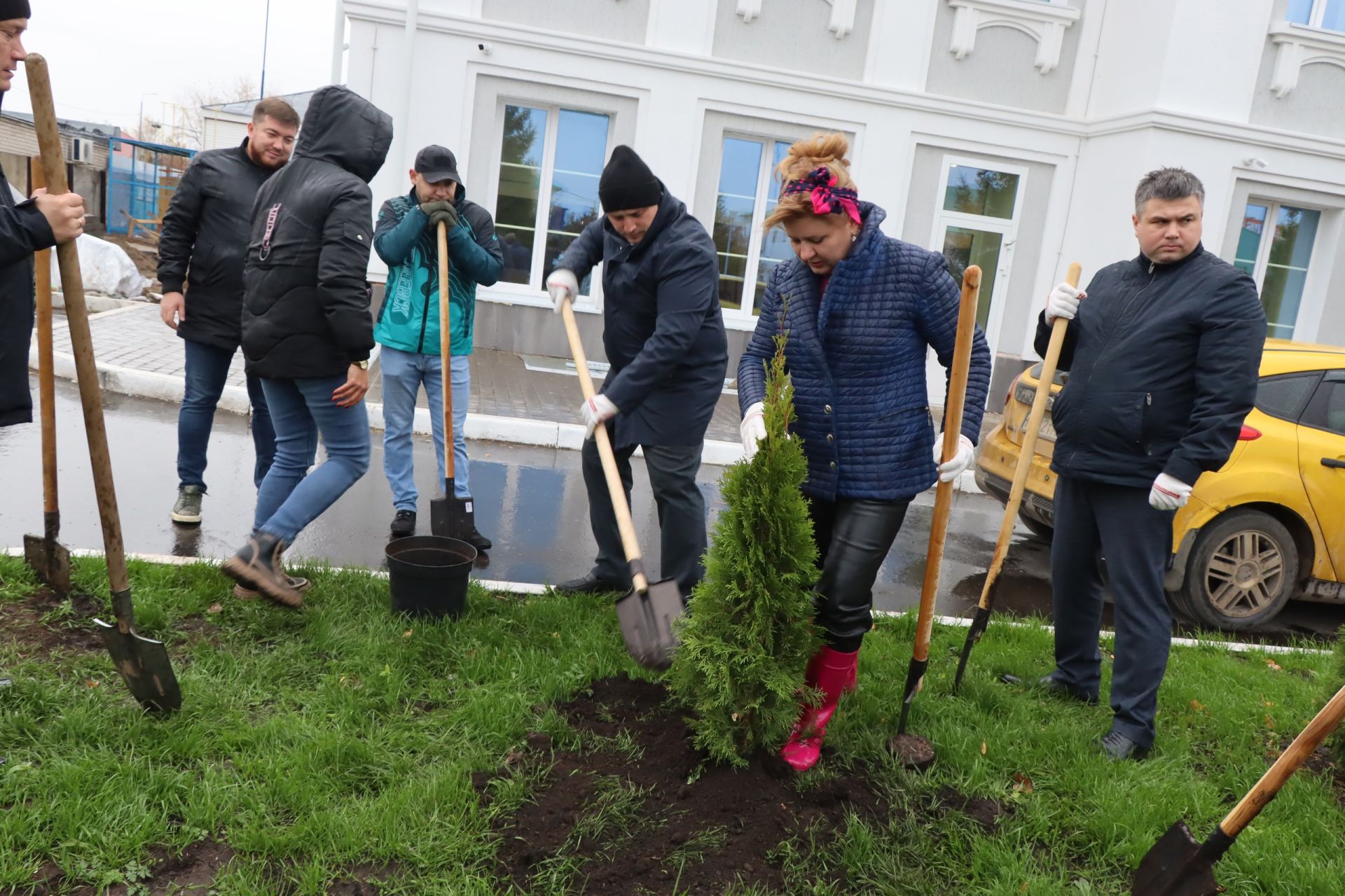 В Менделеевске состоялась посадка деревьев