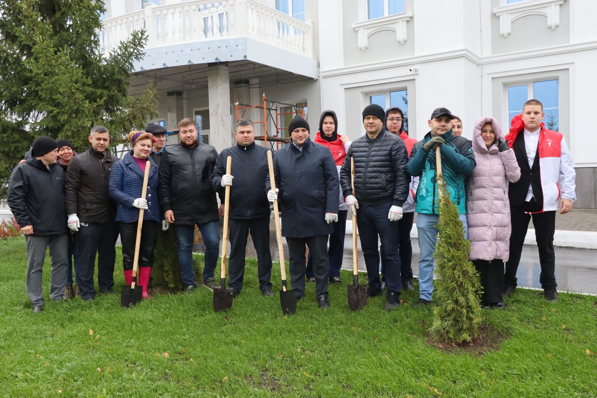 В Менделеевске состоялась посадка деревьев