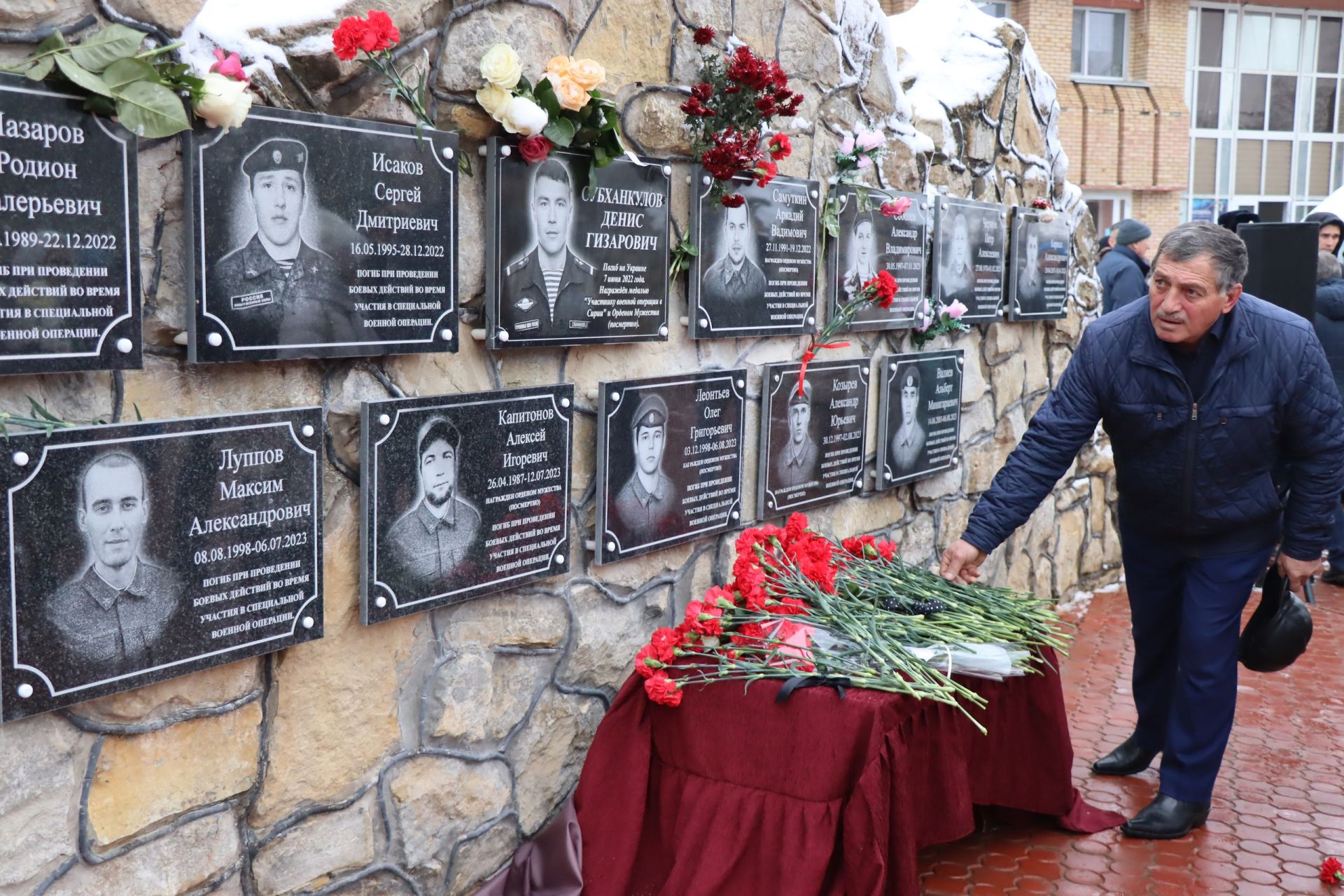 В Менделеевске открыли пять мемориальных досок героям, погибшим на зоне СВО