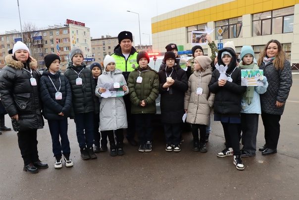 Менделеевские школьники вышли на улицу с плакатами, призывающими соблюдать ПДД