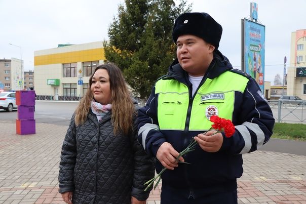 Менделеевские школьники вышли на улицу с плакатами, призывающими соблюдать ПДД