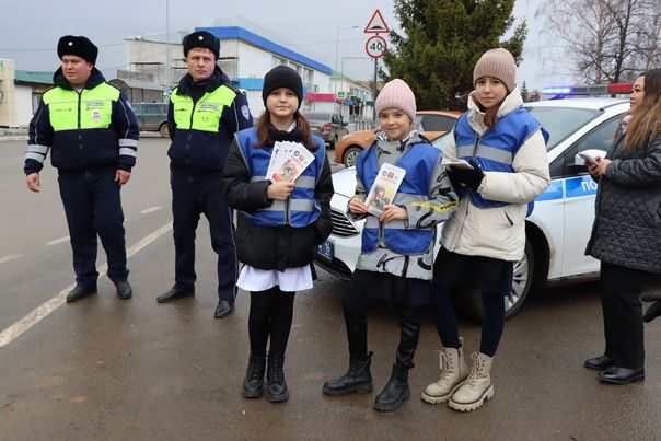 Менделеевские школьники вышли на улицу с плакатами, призывающими соблюдать ПДД