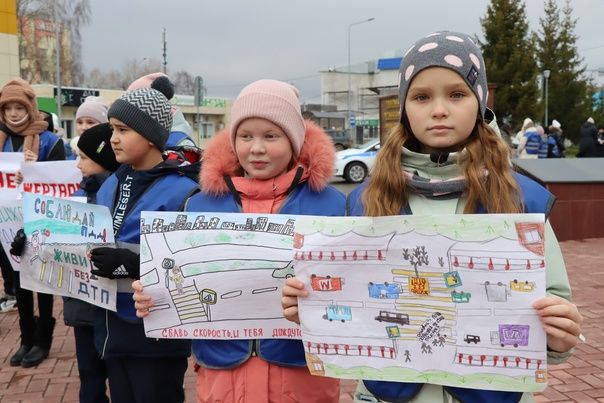 Менделеевские школьники вышли на улицу с плакатами, призывающими соблюдать ПДД