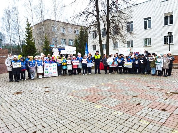 Менделеевские школьники вышли на улицу с плакатами, призывающими соблюдать ПДД