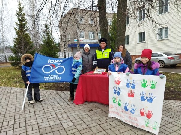 Менделеевские школьники вышли на улицу с плакатами, призывающими соблюдать ПДД