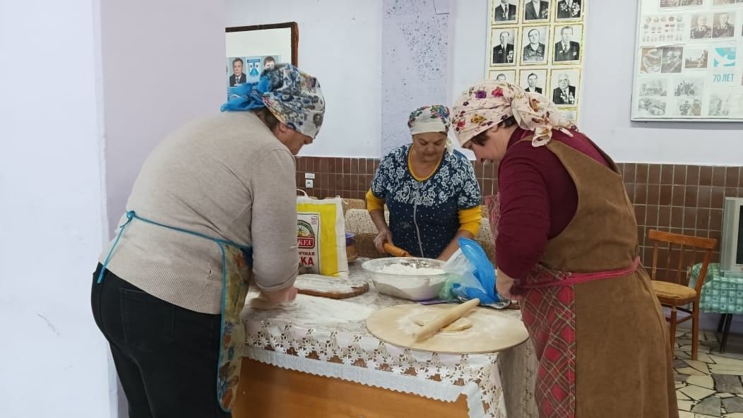 В Тихоновском СДК организовали акцию по приготовлению домашней лапши для военнослужащих