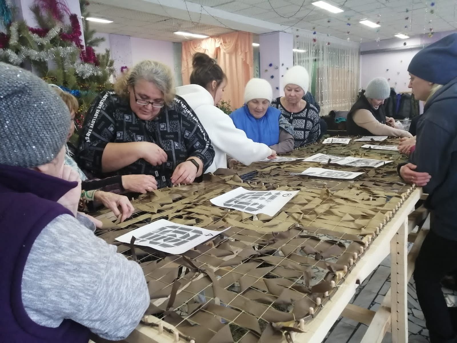 В Тихоновском СДК продолжают плести маскировочные сети