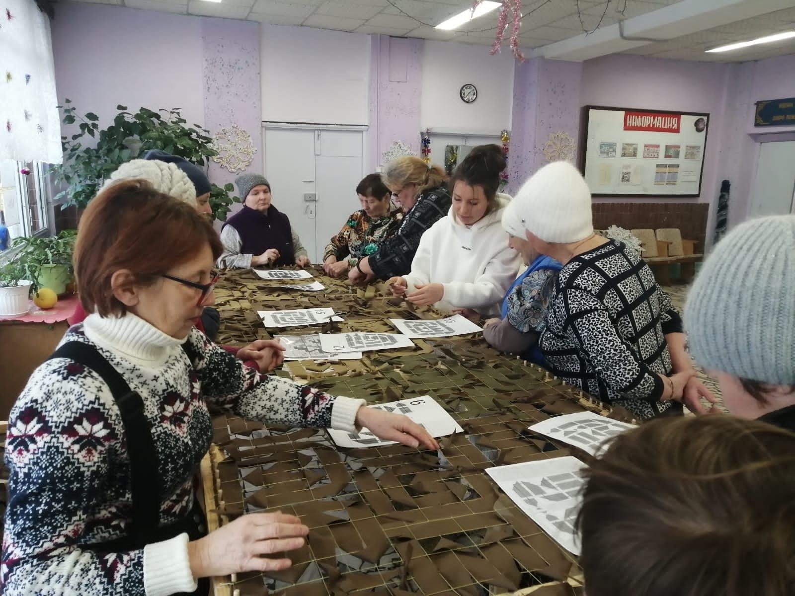 В Тихоновском СДК продолжают плести маскировочные сети