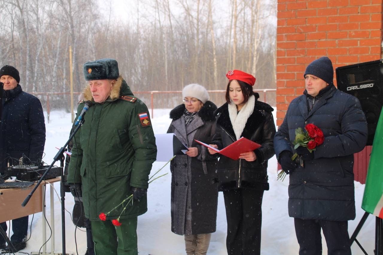 В Псеевской школе открыли Мемориальную доску в память о выпускнике