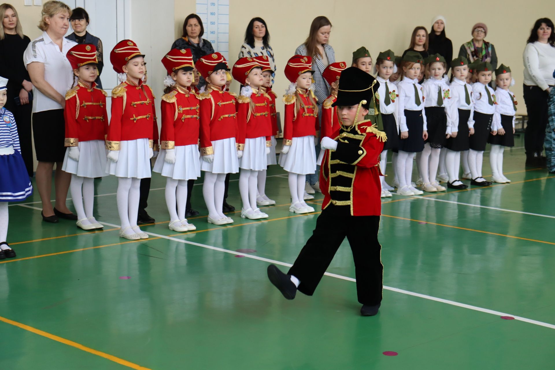 Маленькие патриоты Менделеевска продемонстрировали строевую подготовку