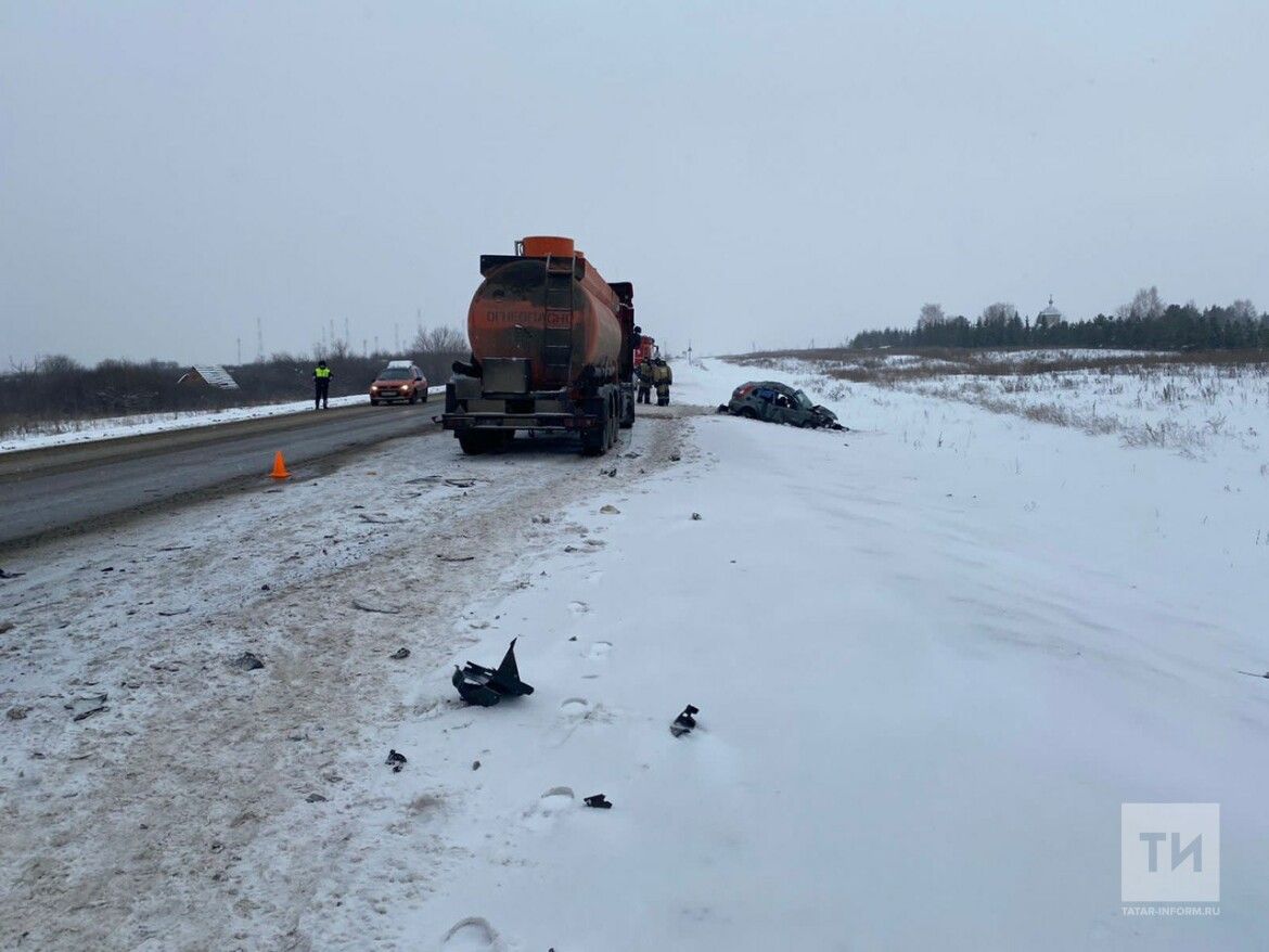 Женщина и подросток погибли в автокатастрофе, еще один ребенок госпитализирован