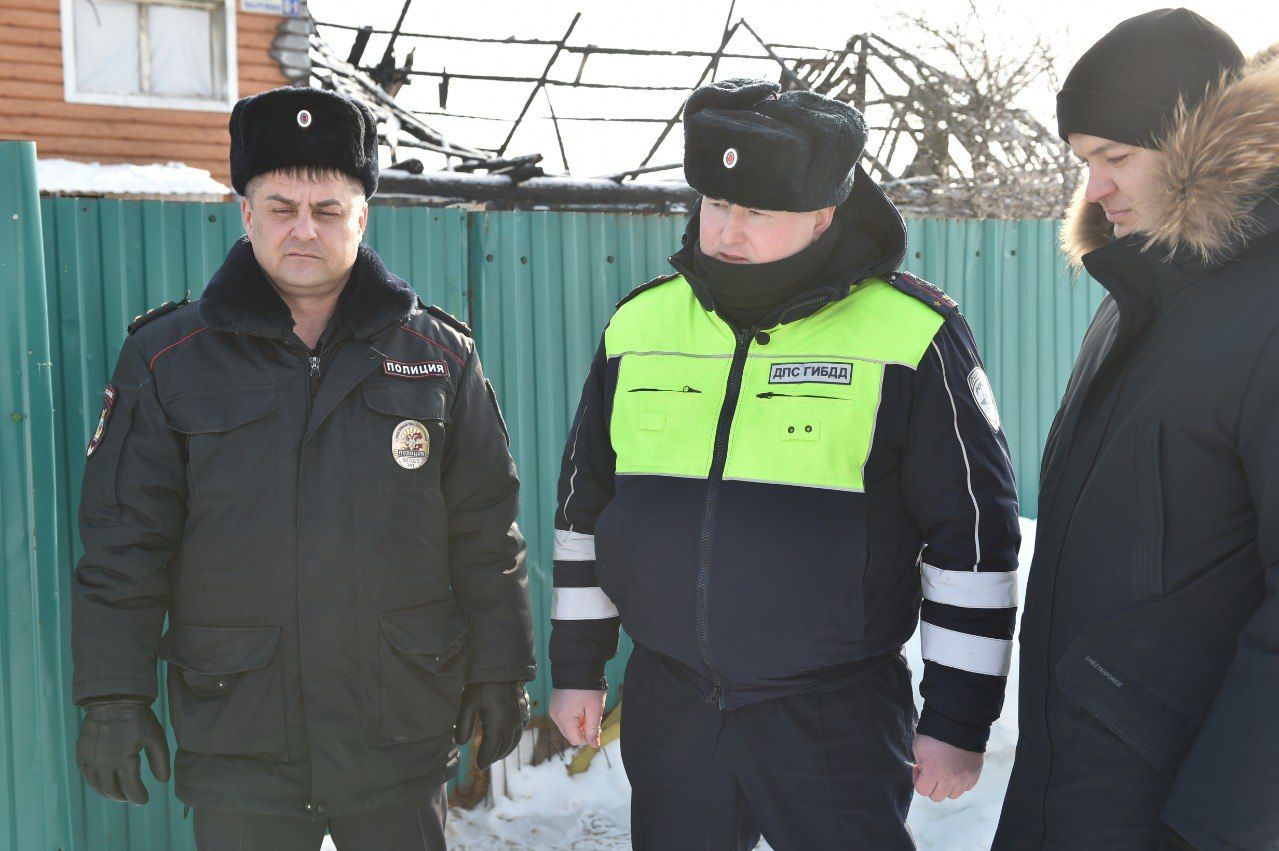 Менделеевские полицейские спасли супружескую пару из горящего дома