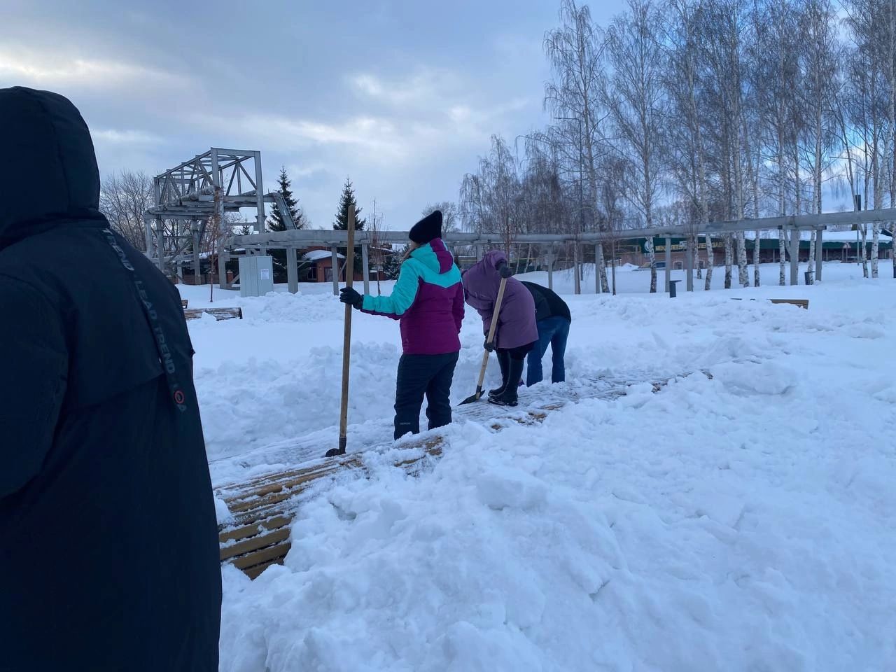 В Менделеевске трудовая неделя началась и завершилась субботниками