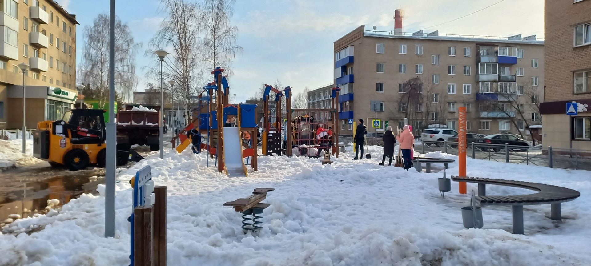 В Менделеевске трудовая неделя началась и завершилась субботниками