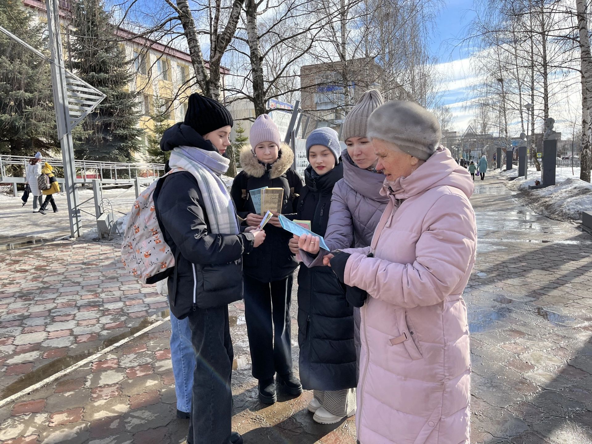 Менделеевцам раздали буклеты антинаркотического содержания