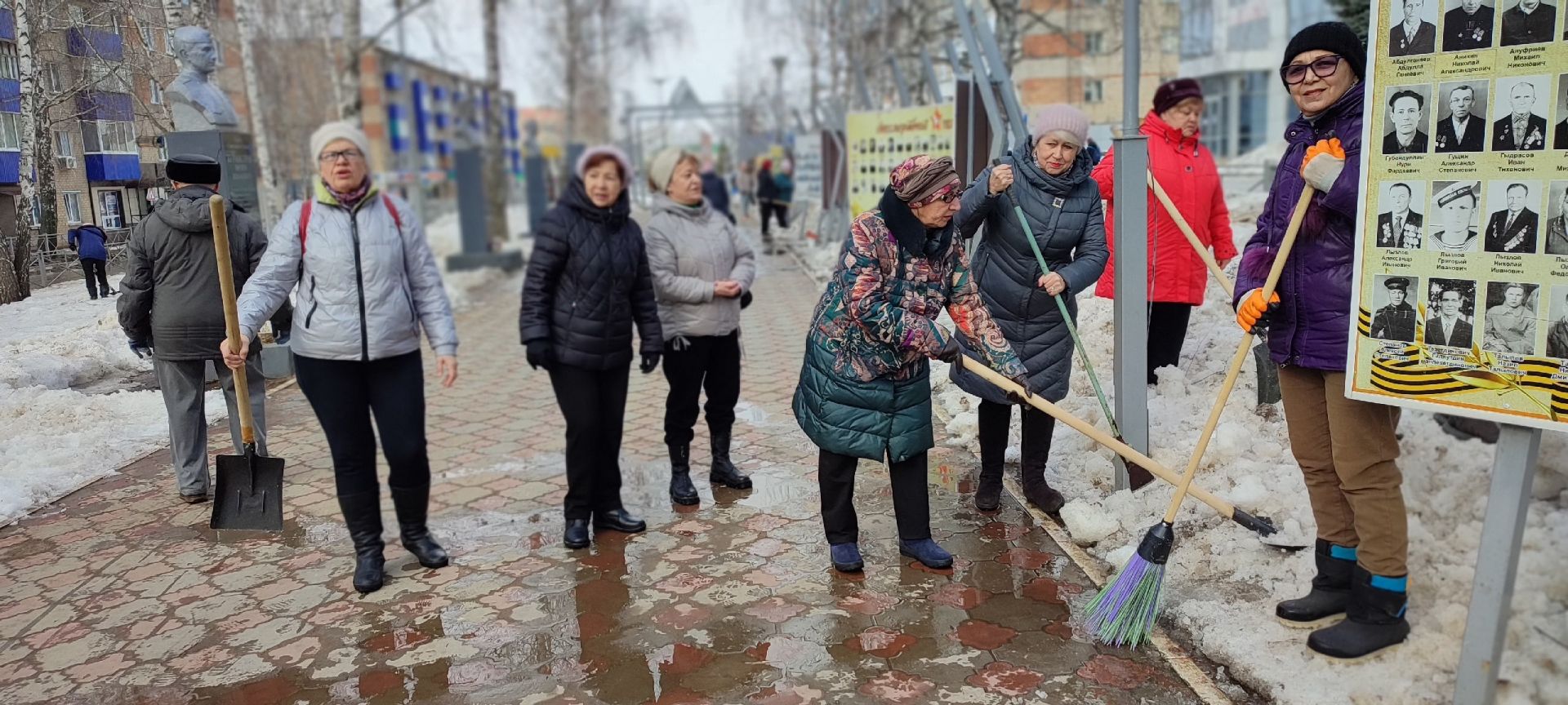 Ветераны и пенсионеры Менделеевска приняли участие в субботнике