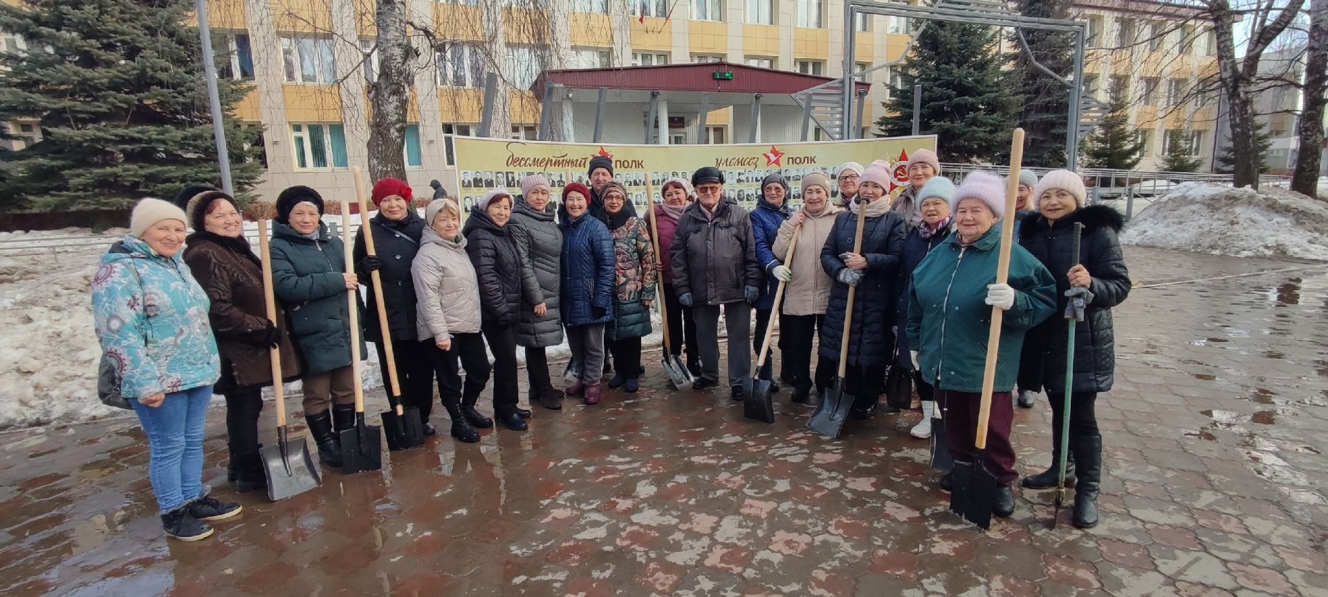 Ветераны и пенсионеры Менделеевска приняли участие в субботнике