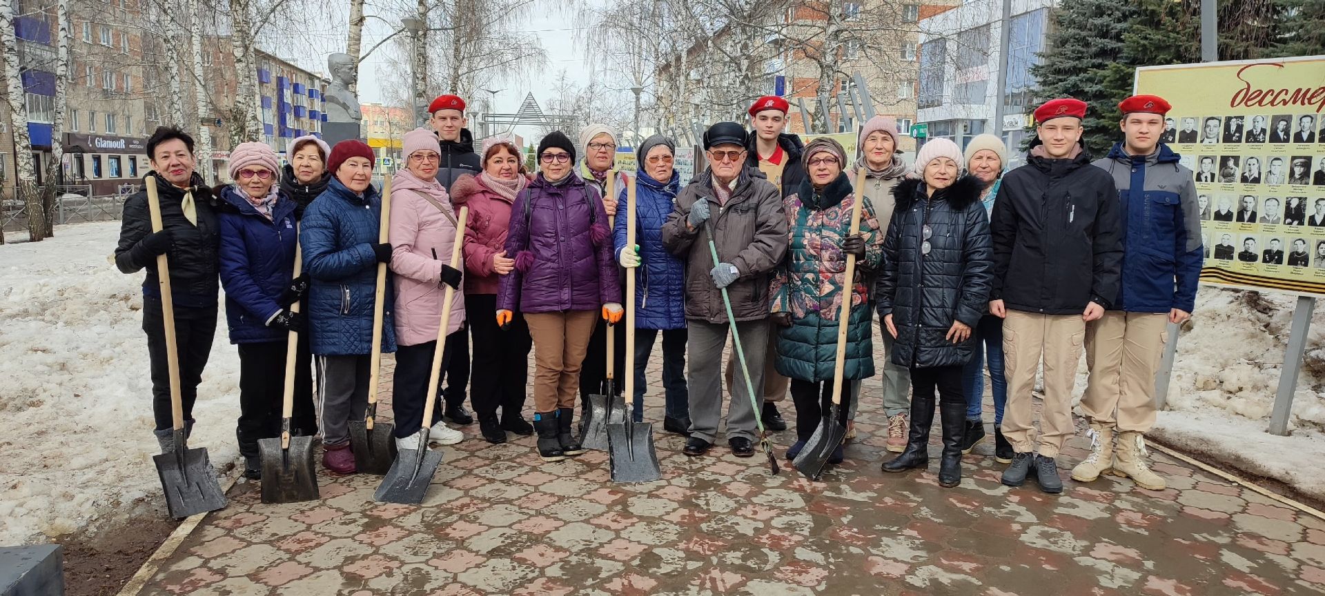 Ветераны и пенсионеры Менделеевска приняли участие в субботнике