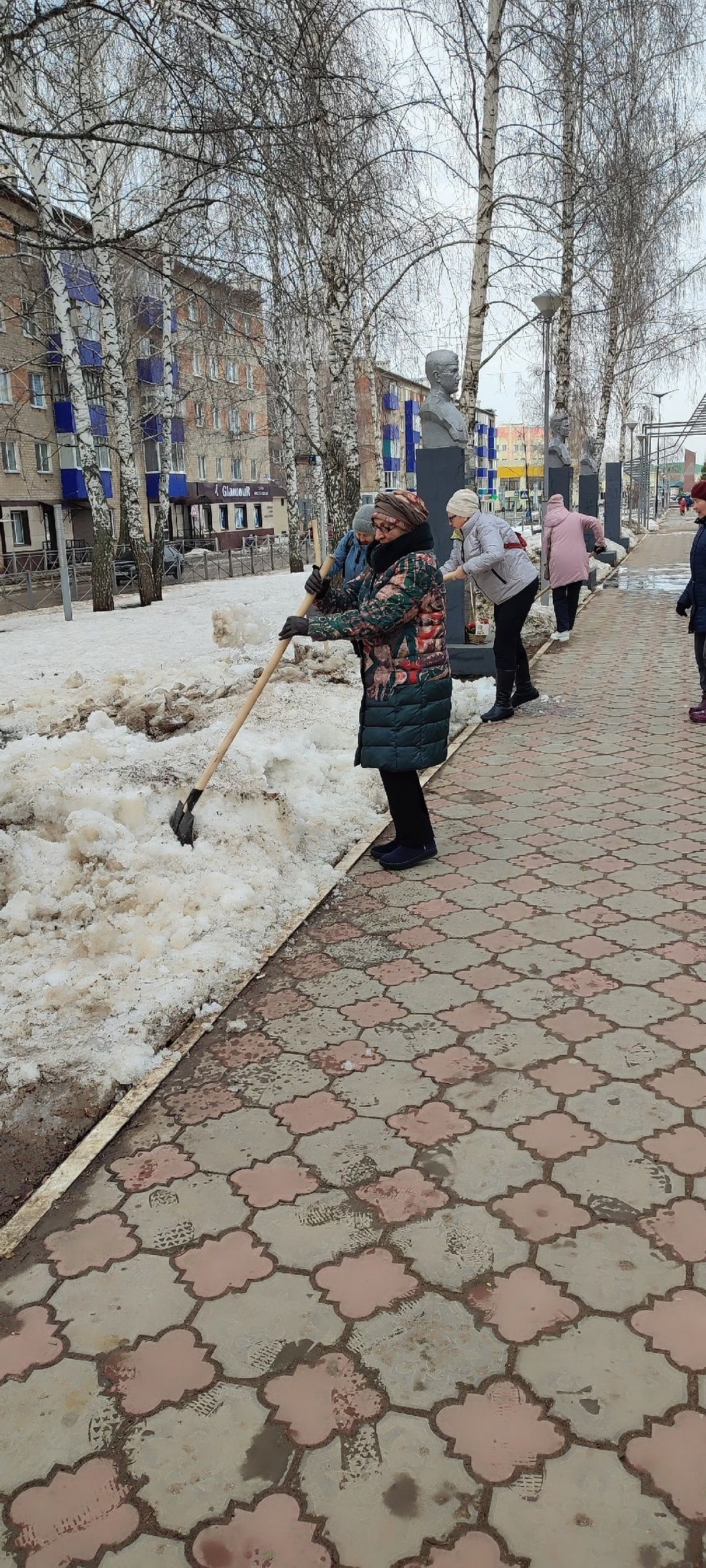 Ветераны и пенсионеры Менделеевска приняли участие в субботнике