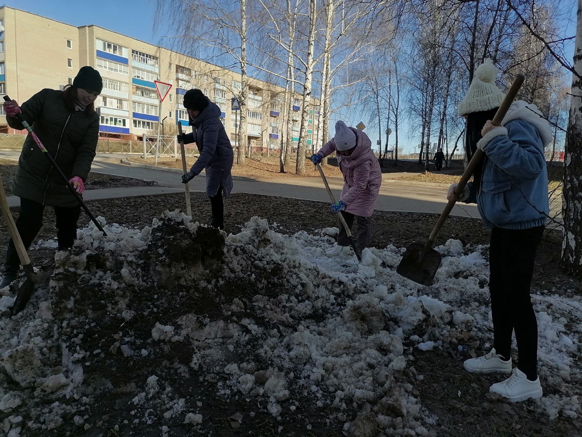 Коллектив «Менделеевских новостей» присоединился к санитарной очистке территорий