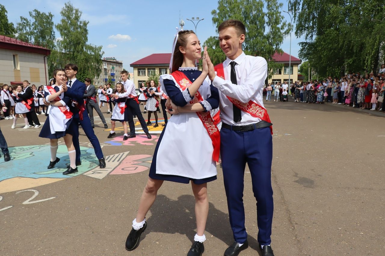 Выпускники школы №1 Менделеевска подарили трогательный школьный вальс и зажигательный флешмоб