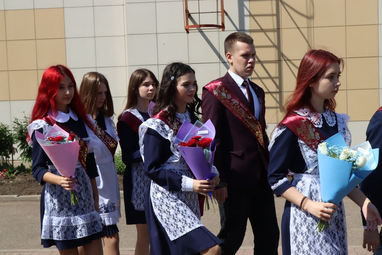 Выпускники школы №1 Менделеевска подарили трогательный школьный вальс и зажигательный флешмоб