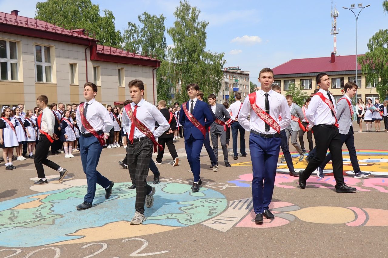 Выпускники школы №1 Менделеевска подарили трогательный школьный вальс и зажигательный флешмоб