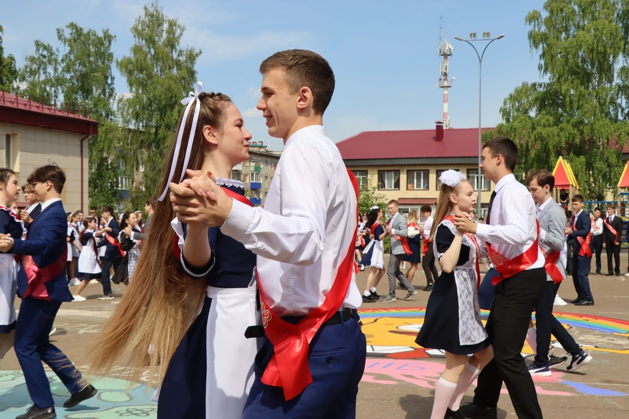 Выпускники школы №1 Менделеевска подарили трогательный школьный вальс и зажигательный флешмоб