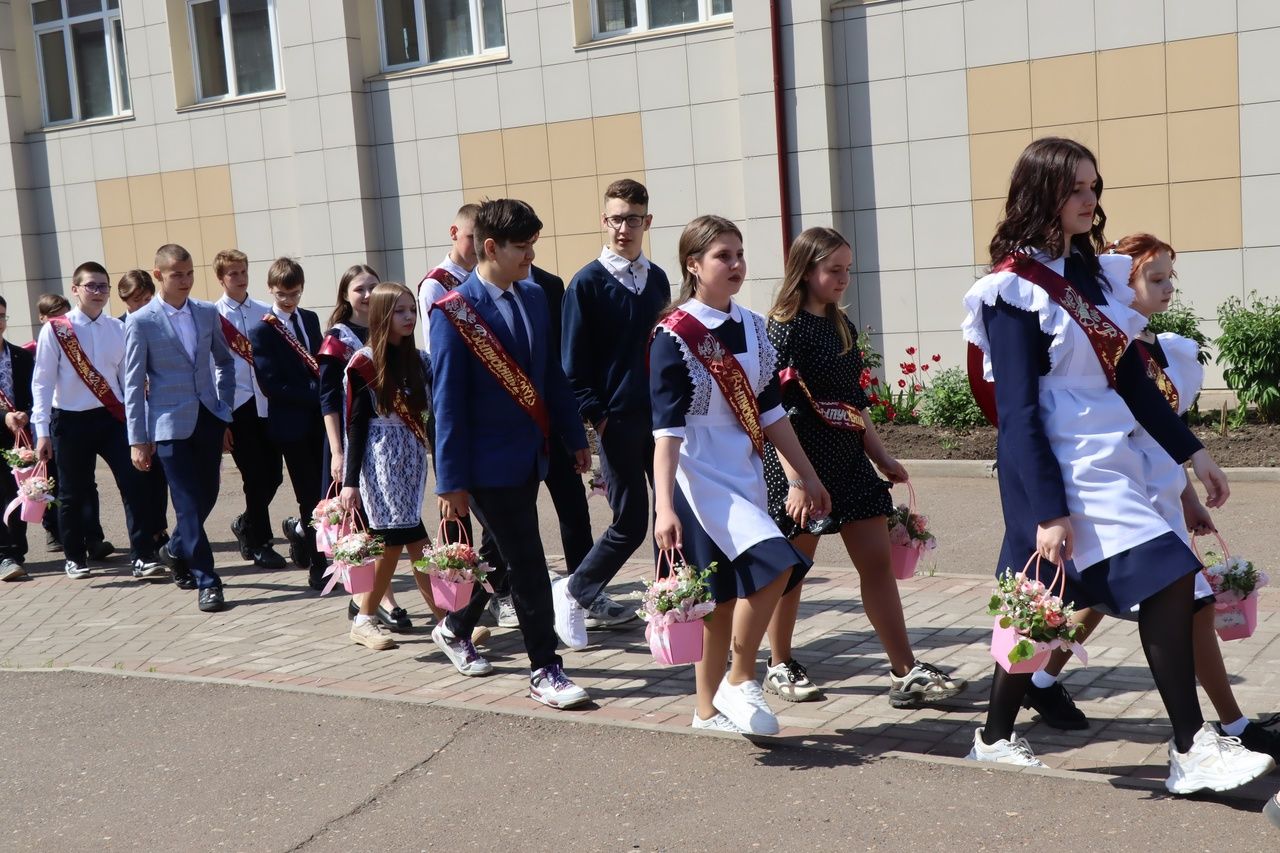 Выпускники школы №1 Менделеевска подарили трогательный школьный вальс и зажигательный флешмоб