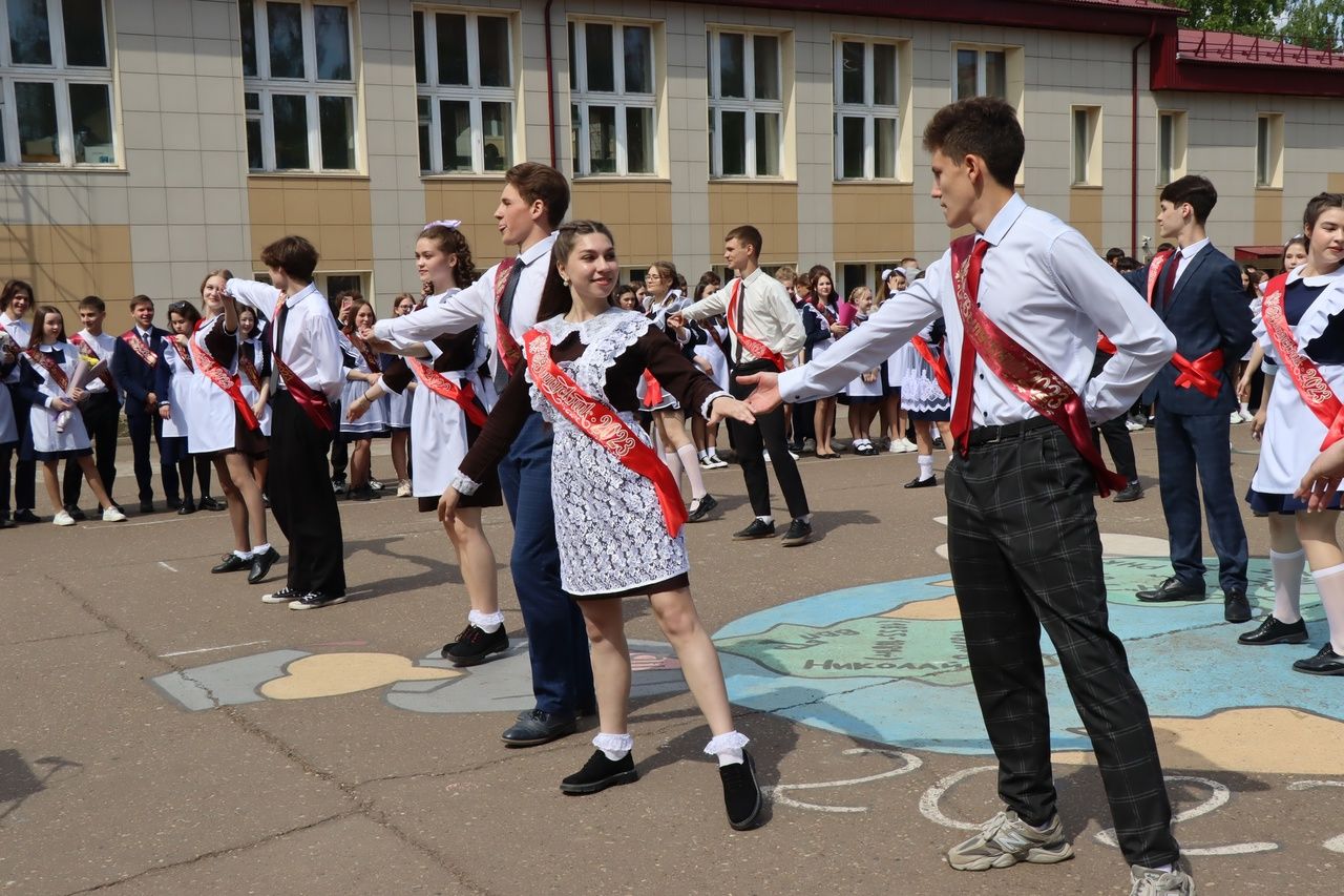 Выпускники школы №1 Менделеевска подарили трогательный школьный вальс и зажигательный флешмоб