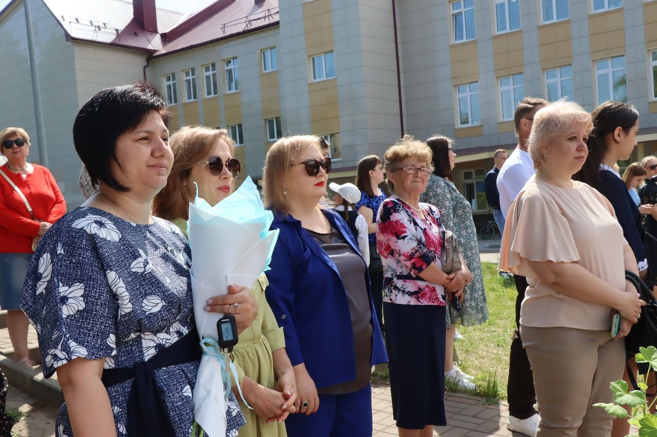 Выпускники школы №1 Менделеевска подарили трогательный школьный вальс и зажигательный флешмоб