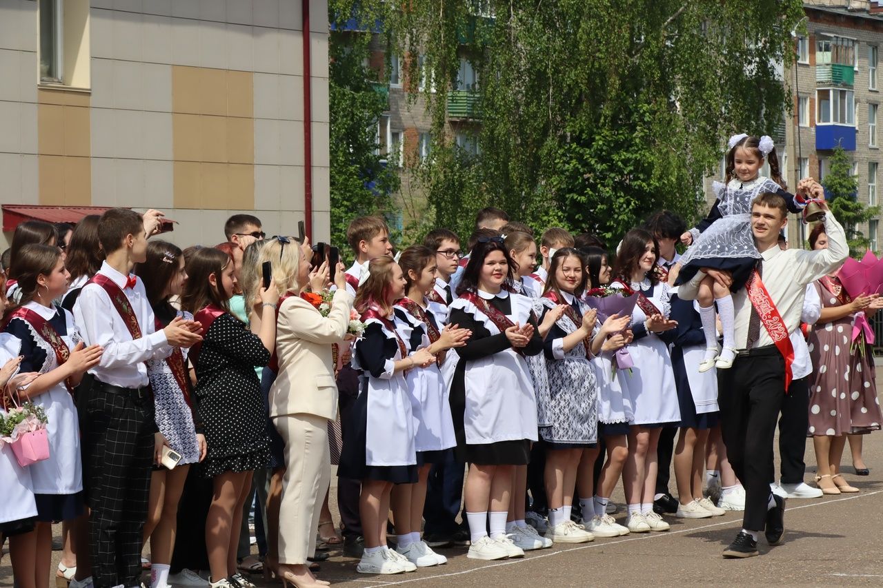 Выпускники школы №1 Менделеевска подарили трогательный школьный вальс и зажигательный флешмоб