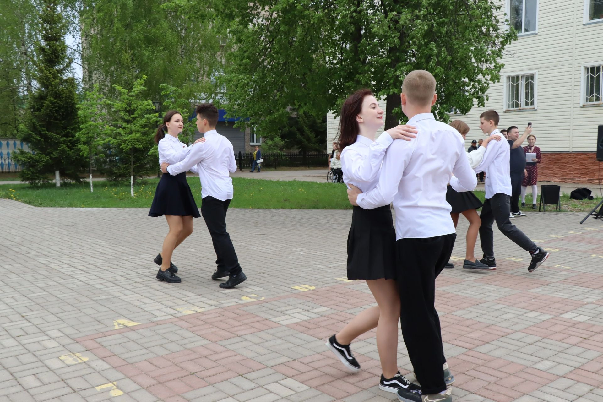 Жители Менделеевска закружились в «Вальсе Победы»