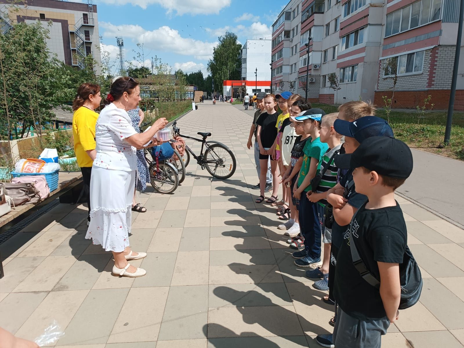 Ребята всех дворов ТОС «Химик» с удовольствием приняли участие в конкурсе рисунков на асфальте «Я рисую лето!»