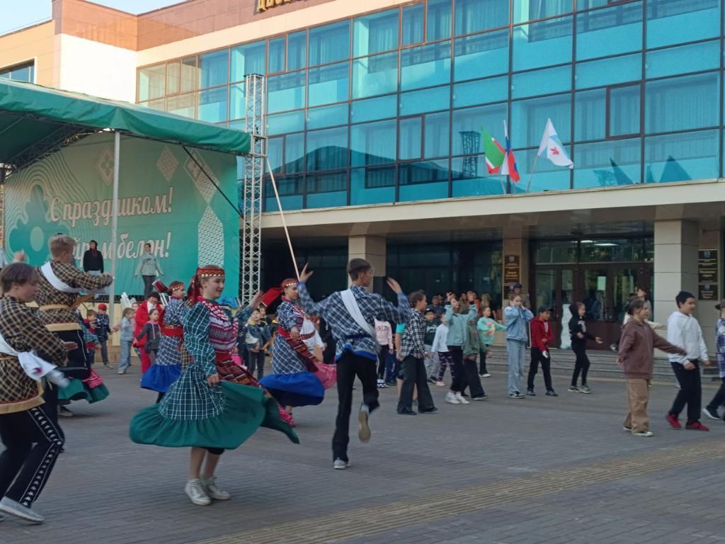 В Менделеевске провели флешмоб «Танцующий город»