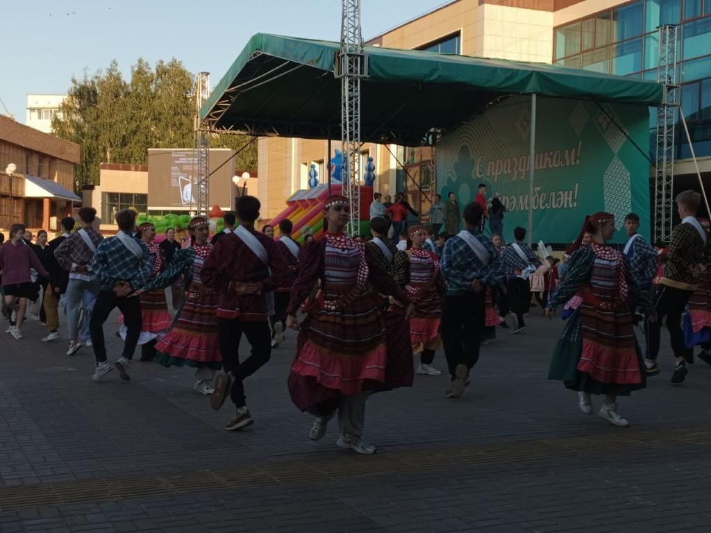 В Менделеевске провели флешмоб «Танцующий город»