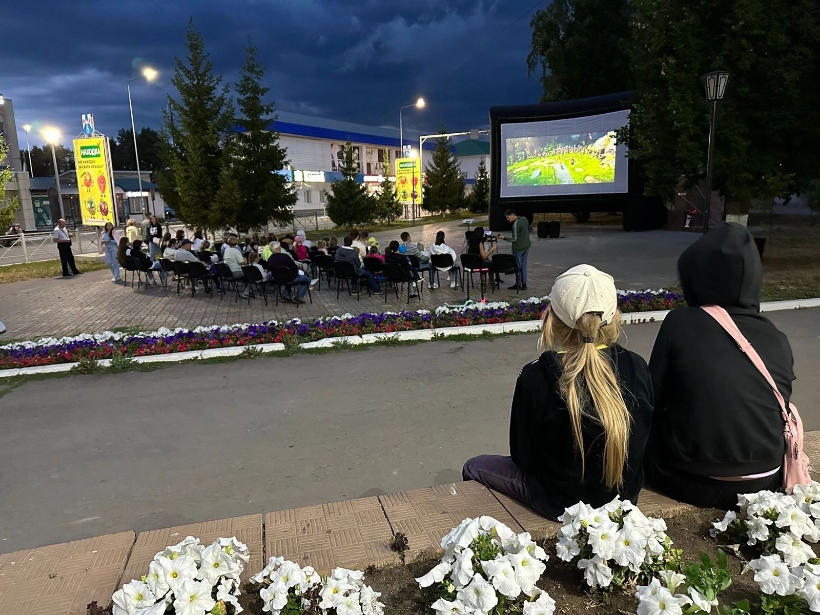 В Ленинском сквере организовали уличный кинопоказ