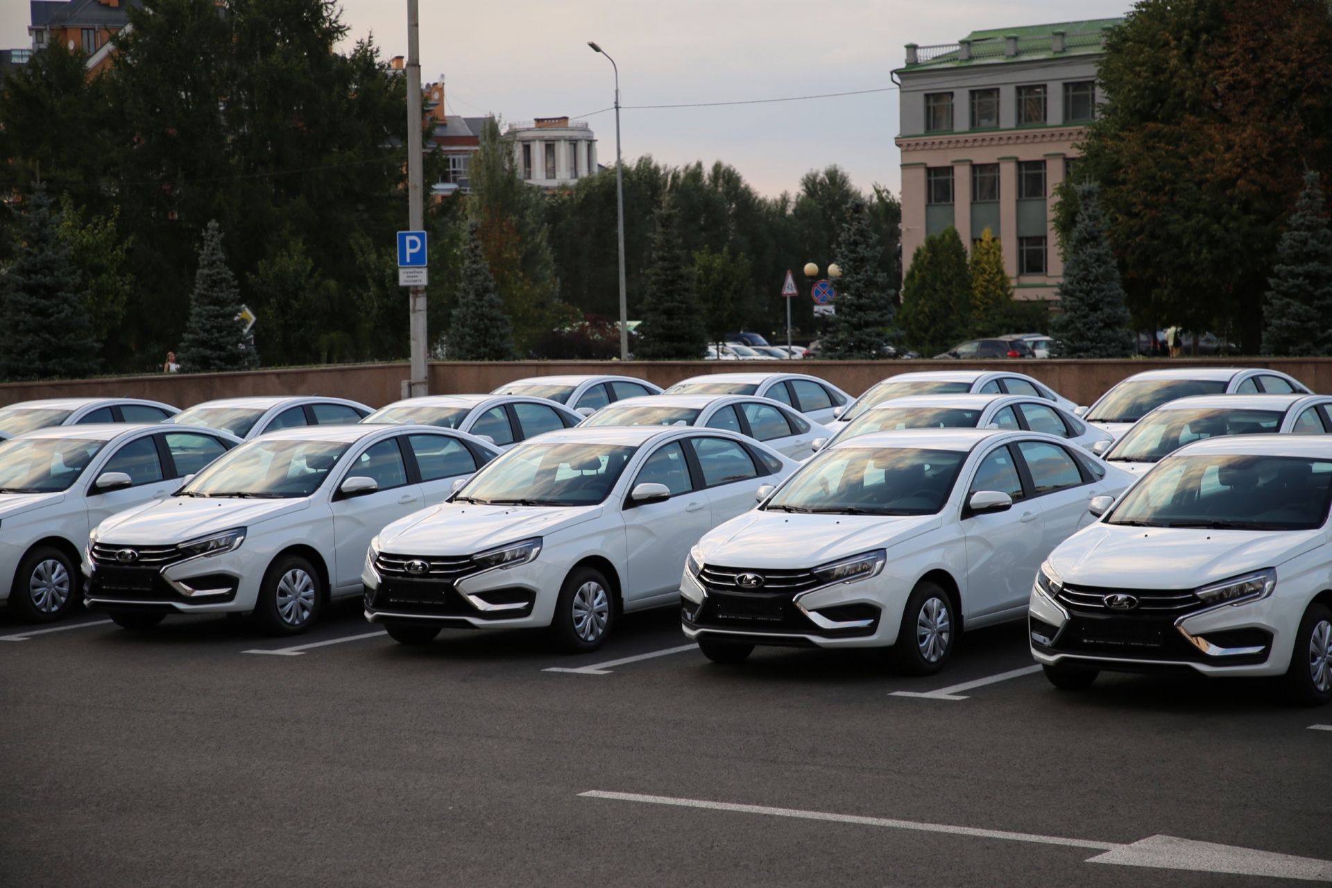 Управление образования города Менделеевск получило ключи от нового автомобиля