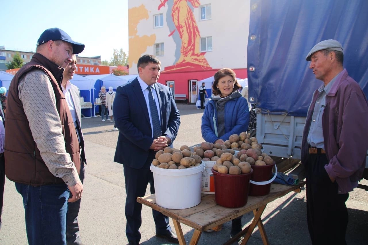 Глава Менделеевского района побывал на ярмарке