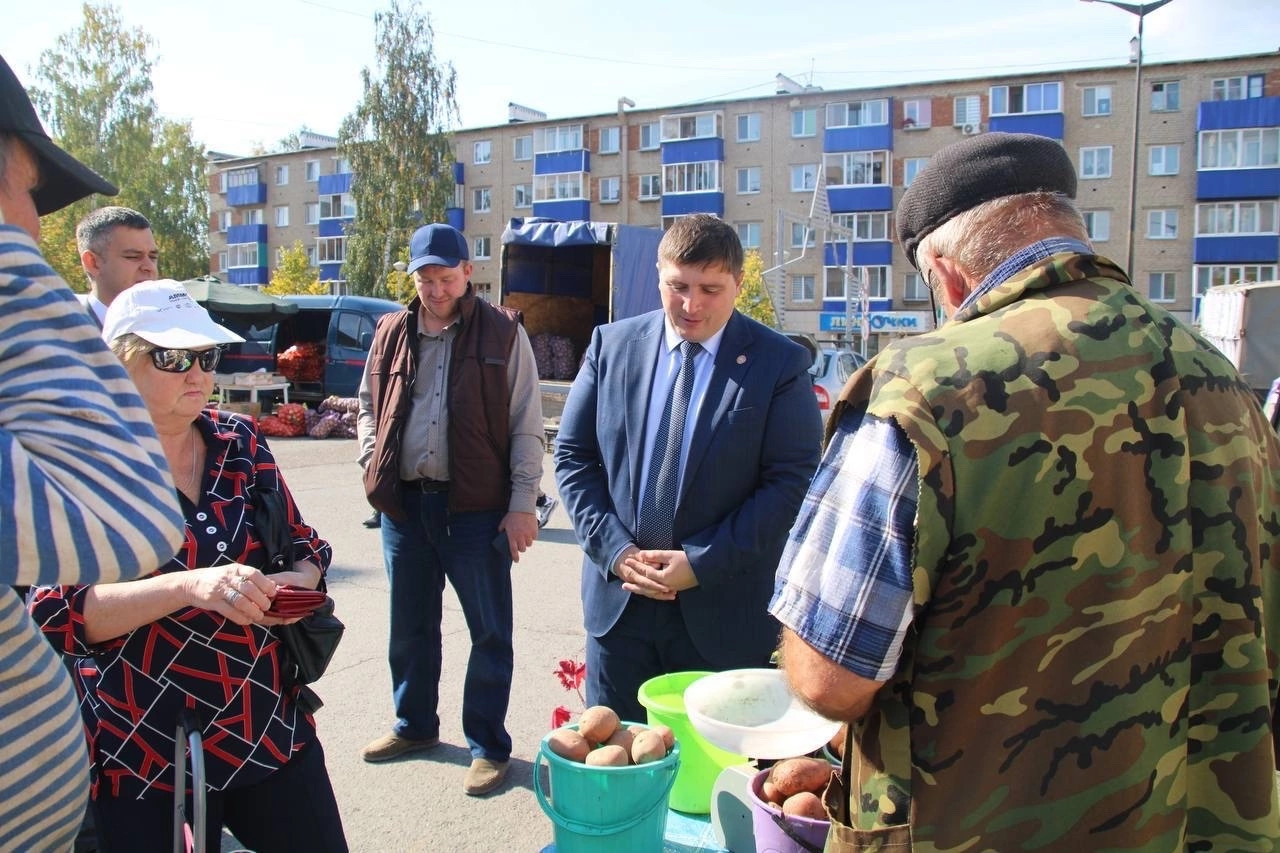 Глава Менделеевского района побывал на ярмарке