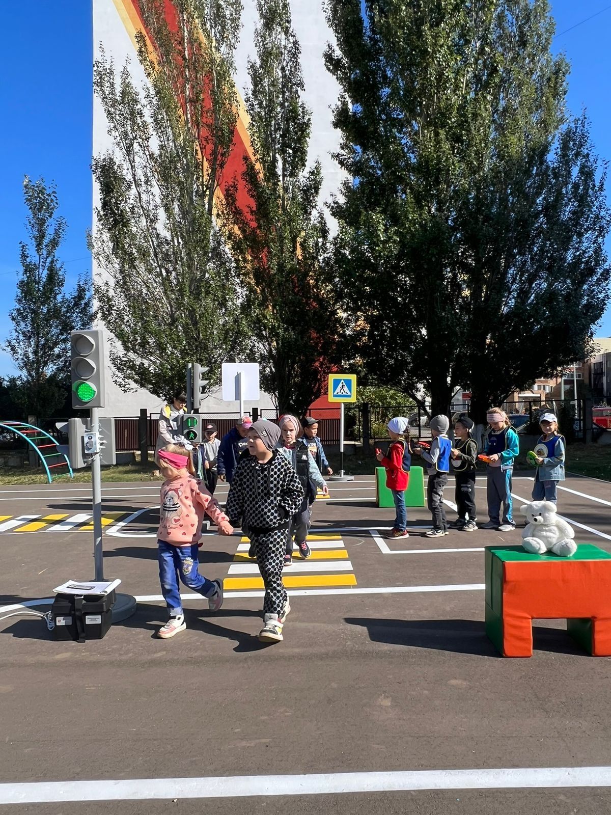 В Менделеевске воспитанники детского сада N12 совместно с педагогами посетили автогородок