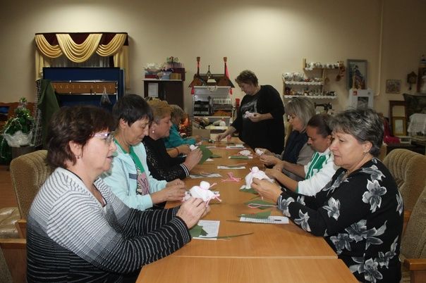 Работники Ижёвского СДК провели мастер-класс по созданию оберегов участников СВО