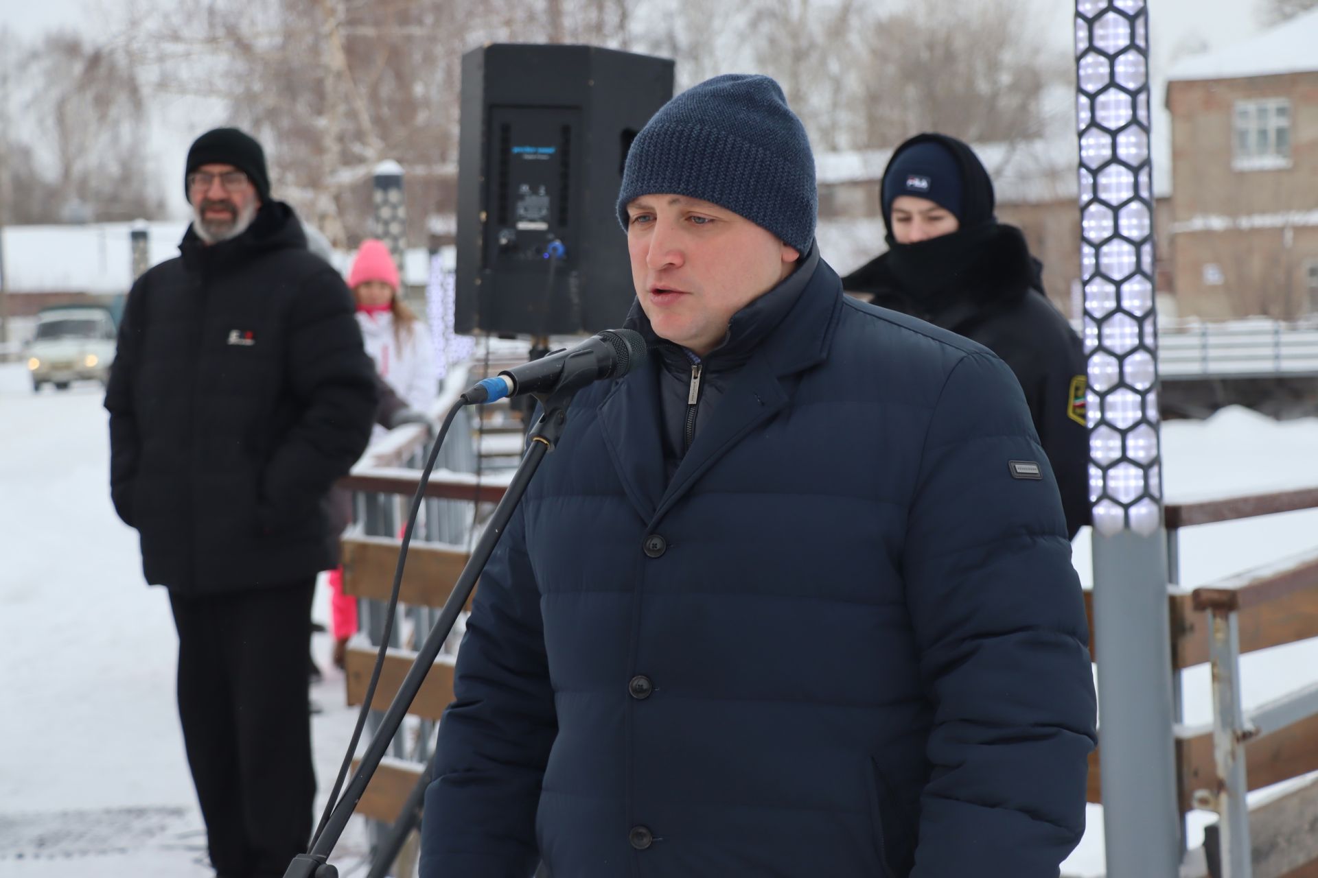 Менделеевцы отметили Крещение Господне нырянием в прорубь, несмотря на метели