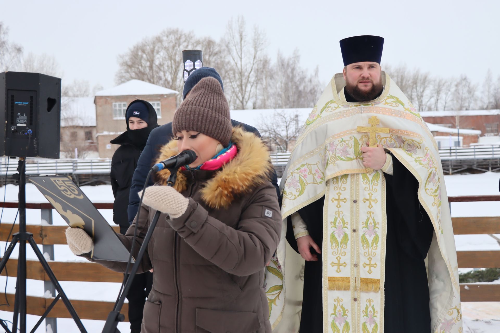 Менделеевцы отметили Крещение Господне нырянием в прорубь, несмотря на метели